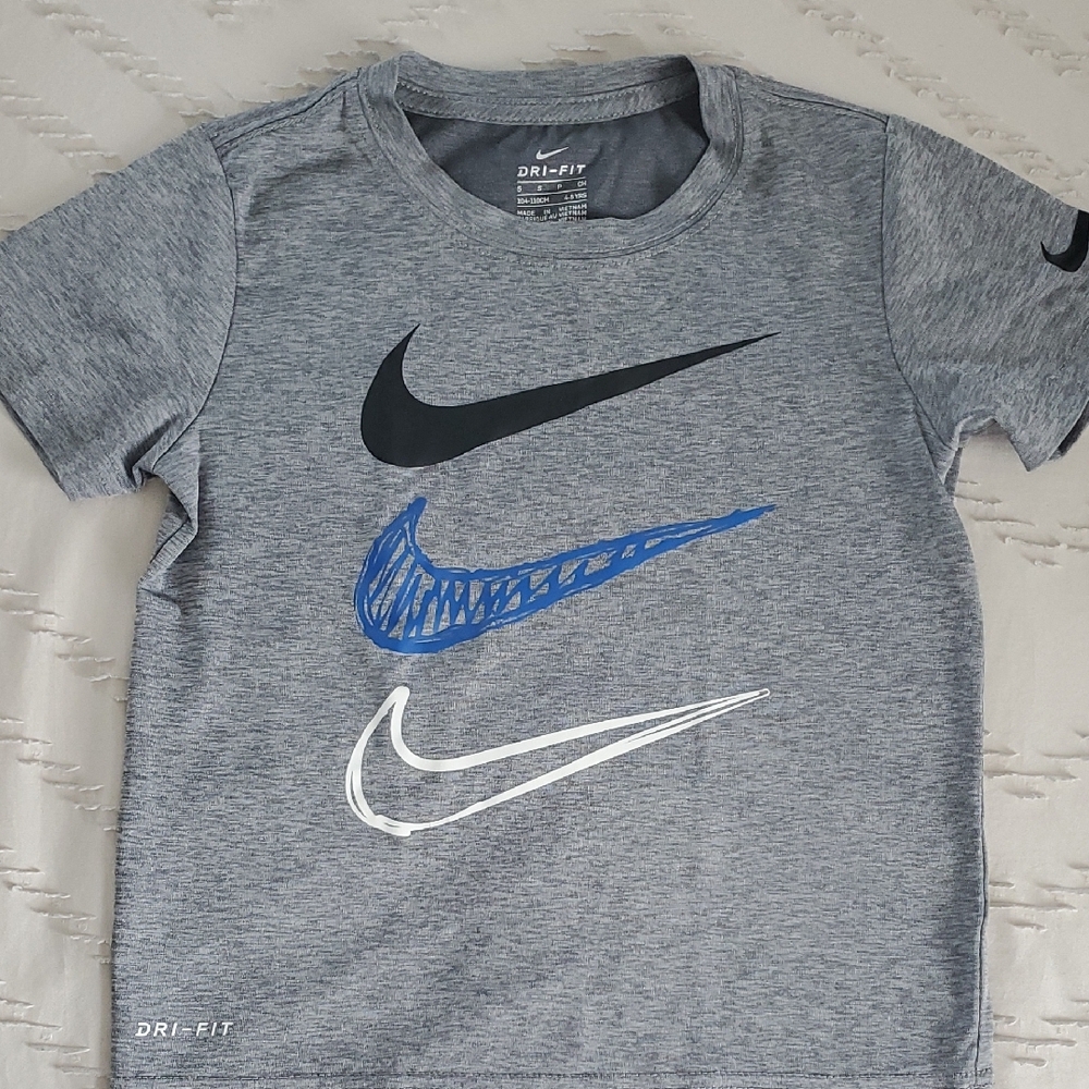 Nike Heather Gray T-Shirt and Black Shorts Set. SMALL 4-5 years In the Tag. - Picture 3 of 4